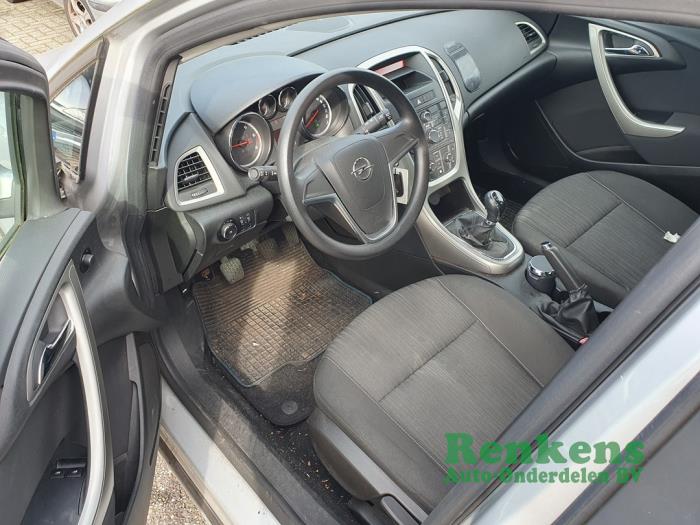 Opel Astra J 2.0 CDTI 16V 160 Ecotec Skrotfordon (2012, ZILVER)