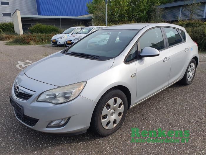 Opel Astra J 2.0 CDTI 16V 160 Ecotec Skrotfordon (2012, ZILVER)