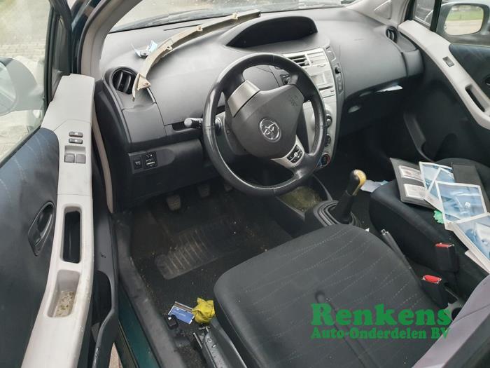 Toyota Yaris II 1.0 12V VVT-i Épave (2007, Vert)