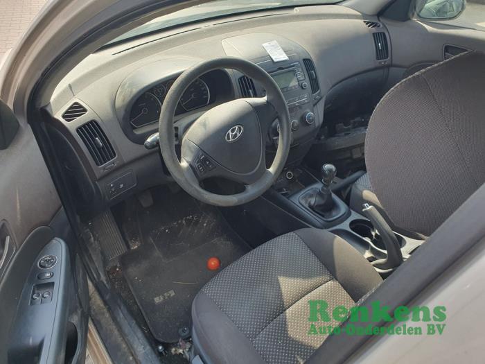 Hyundai i30 Crosswagon 1.4 CVVT 16V Skrotfordon (2009, METALLIC BEIGE)