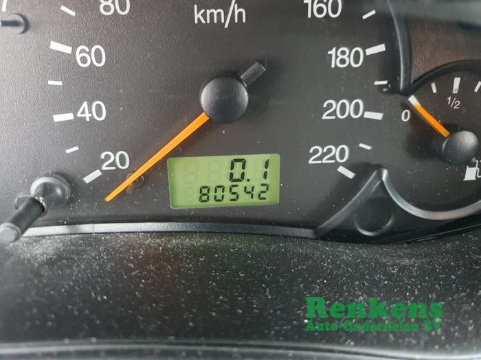 Ford Focus 1 1.6 16V Skrotfordon (2002, ZILVER)