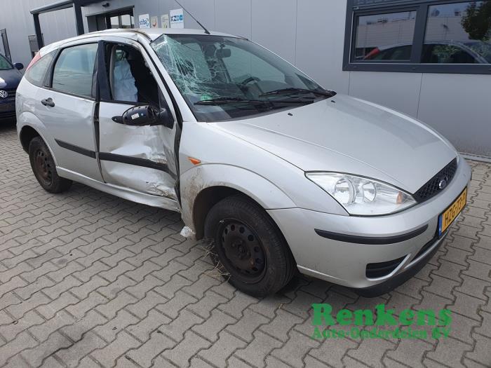 Ford Focus 1 1.6 16V Skrotfordon (2002, ZILVER)