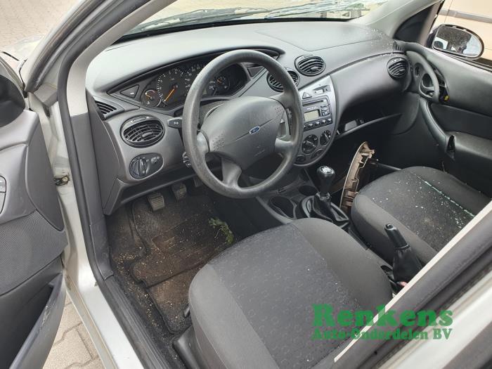 Ford Focus 1 1.6 16V Skrotfordon (2002, ZILVER)