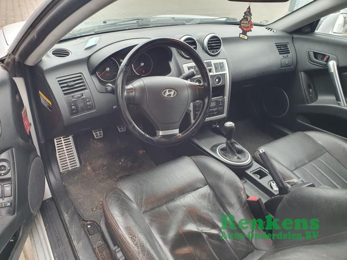 Hyundai Coupe 2.0i 16V CVVT Skrotfordon (2006, ZILVER)