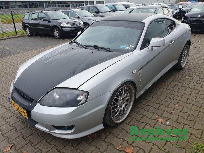 Hyundai Coupe 2.0i 16V CVVT Skrotfordon (2006, ZILVER)