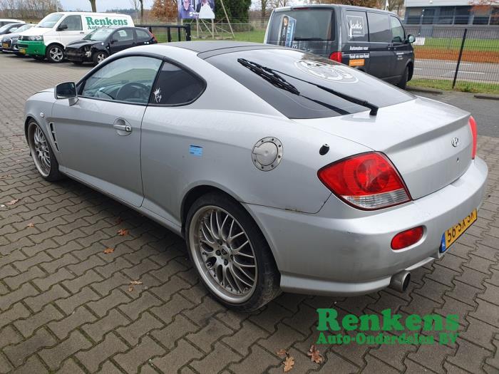 Hyundai Coupe 2.0i 16V CVVT Skrotfordon (2006, ZILVER)