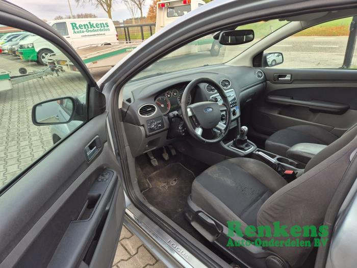 Ford Focus 2 1.6 TDCi 16V 110 Skrotfordon (2005, GRIJS)