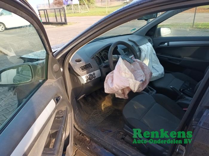 Opel Astra H SW 1.6 16V Twinport Skrotfordon (2005, ZWART)