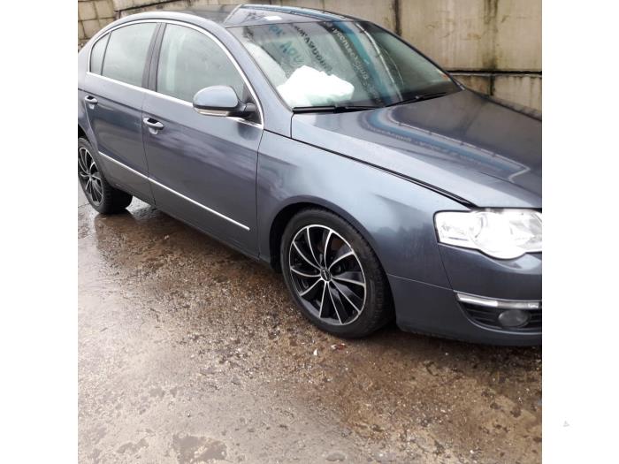 Volkswagen Passat Skrotfordon (2009, GRIJS)