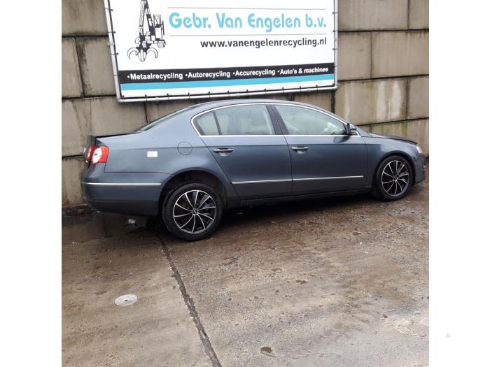 Volkswagen Passat Skrotfordon (2009, GRIJS)