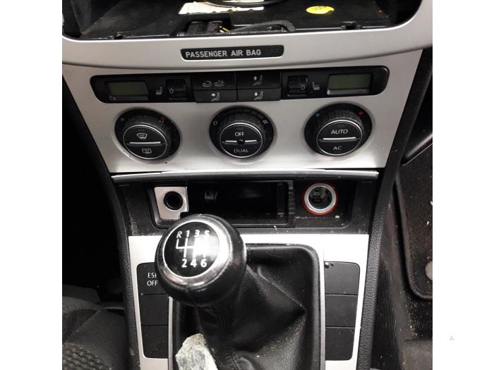 Volkswagen Passat Skrotfordon (2009, GRIJS)