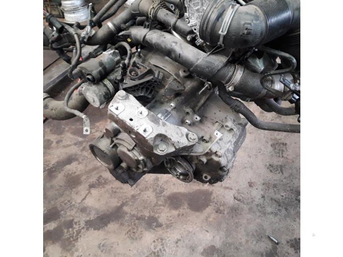 Volkswagen Passat Skrotfordon (2009, GRIJS)