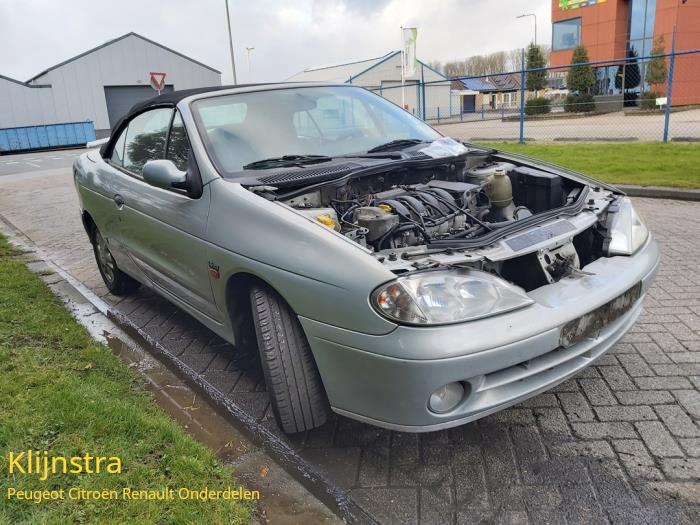 Renault Megane 1.6 16V Sport Skrotfordon (2000, GRIJS)