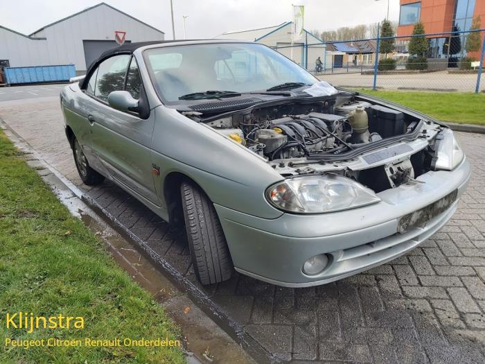 Renault Megane 1.6 16V Sport Skrotfordon (2000, GRIJS)