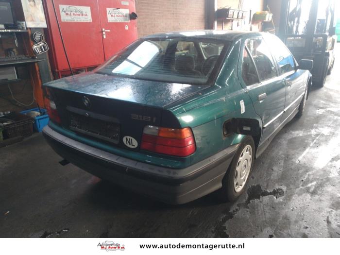 BMW 3 serie 316i Skrotfordon (1993, GROEN)