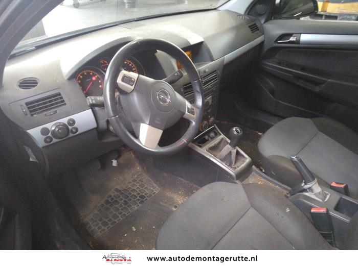 Opel Astra H SW 1.8 16V Samochód złomowany (2004, Czarny)