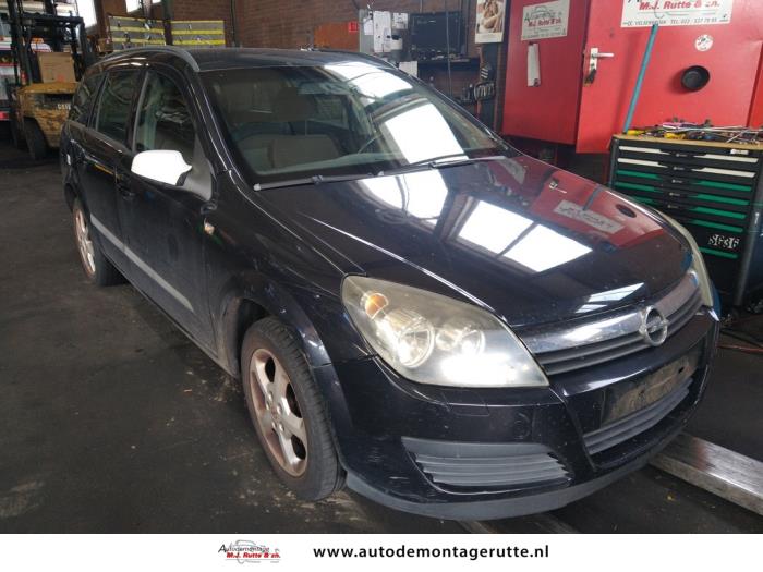 Opel Astra H SW 1.8 16V Samochód złomowany (2004, Czarny)