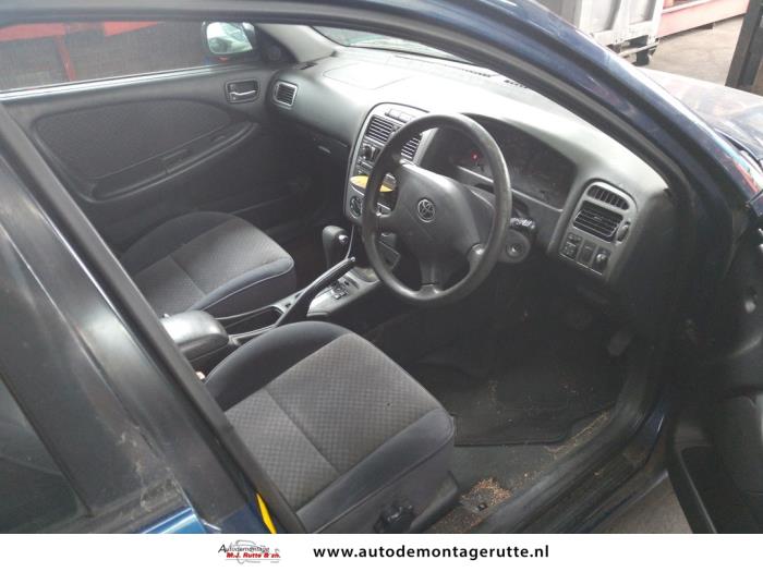 Toyota Avensis 1.8 16V VVT-i Samochód złomowany (2001, Ciemny, Metalik, Niebieski)