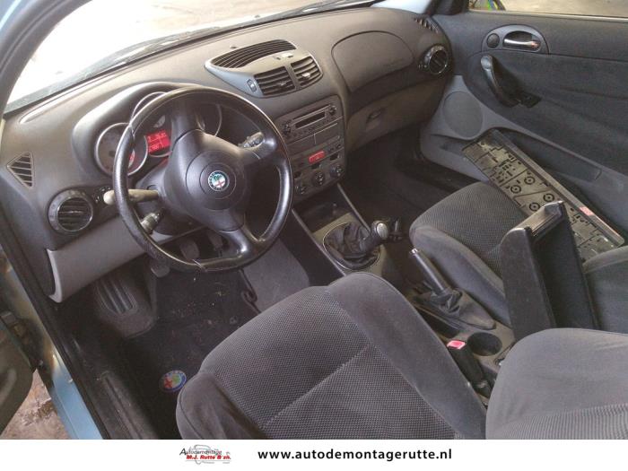 Alfa Romeo 147 1.6 Twin Spark 16V Skrotfordon (2002, BLAUW)