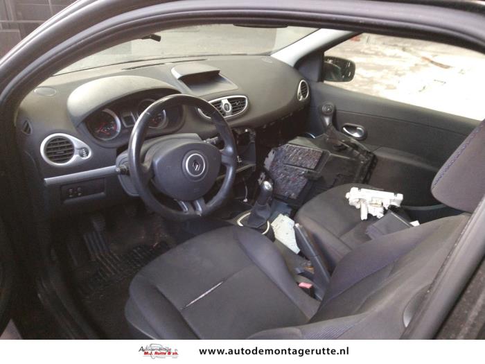 Renault Clio III 1.4 16V Skrotfordon (2006, ZWART)