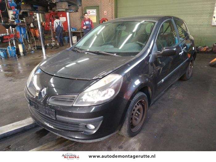 Renault Clio III 1.4 16V Skrotfordon (2006, ZWART)