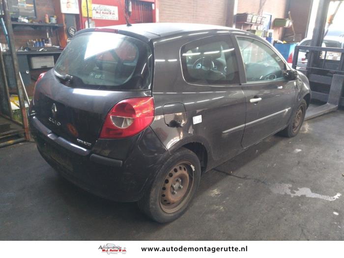 Renault Clio III 1.4 16V Skrotfordon (2006, ZWART)