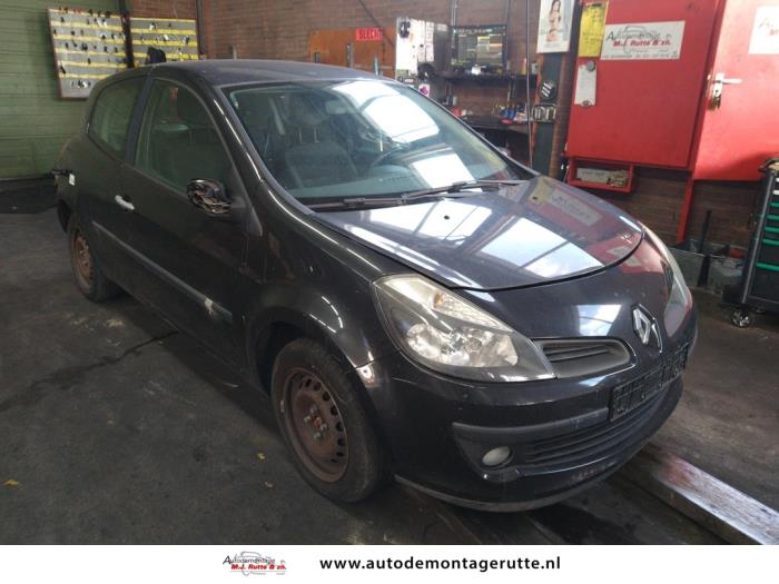 Renault Clio III 1.4 16V Skrotfordon (2006, ZWART)