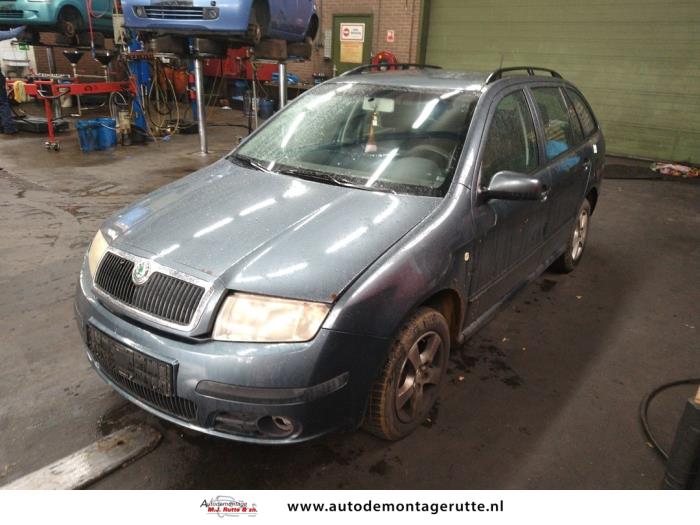 Skoda Fabia 1.4i 16V Skrotfordon (2005, GRIJS)