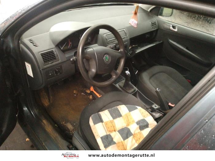 Skoda Fabia 1.4i 16V Skrotfordon (2005, GRIJS)