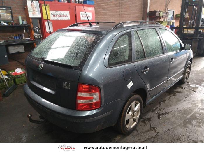 Skoda Fabia 1.4i 16V Skrotfordon (2005, GRIJS)