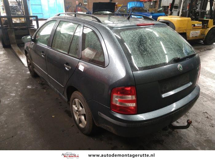 Skoda Fabia 1.4i 16V Skrotfordon (2005, GRIJS)