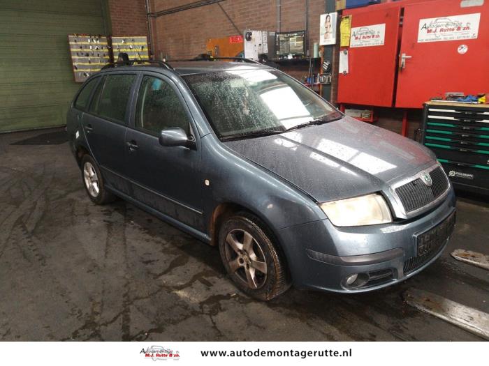 Skoda Fabia 1.4i 16V Skrotfordon (2005, GRIJS)