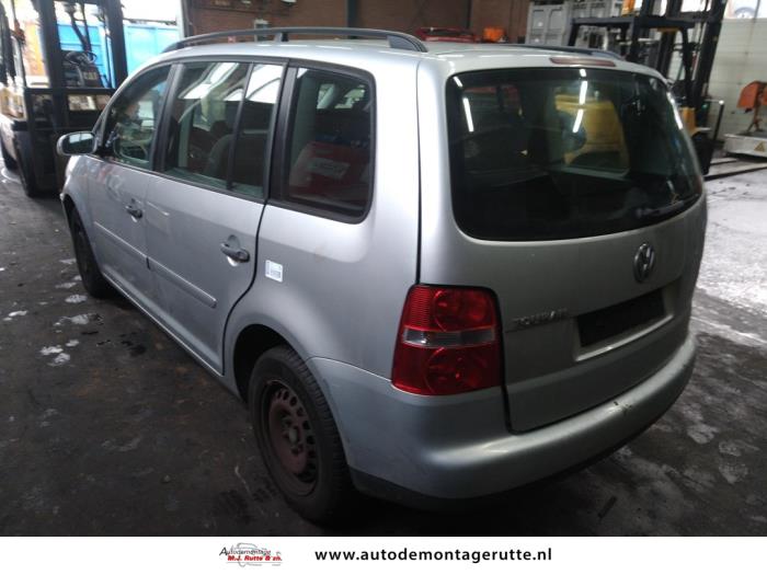 Volkswagen Touran 1.6 Skrotfordon (2005, GRIJS)