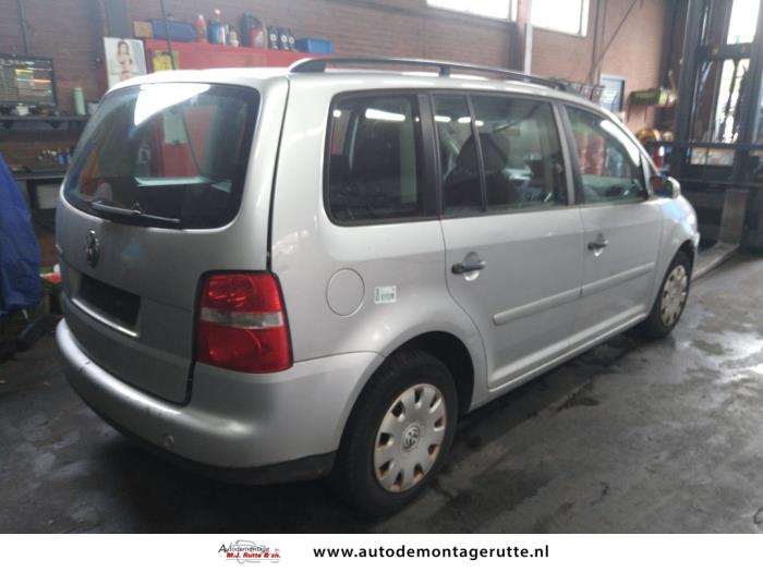 Volkswagen Touran 1.6 Skrotfordon (2005, GRIJS)