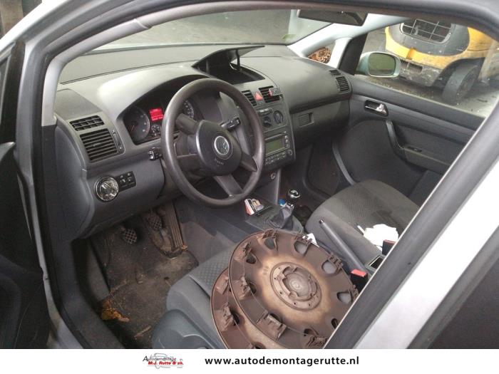 Volkswagen Touran 1.6 Skrotfordon (2005, GRIJS)