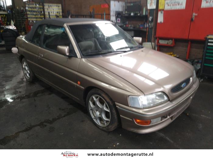 Ford Escort 5 1.8 XR3i 16V (E2) Skrotfordon (1993, BEIGE)