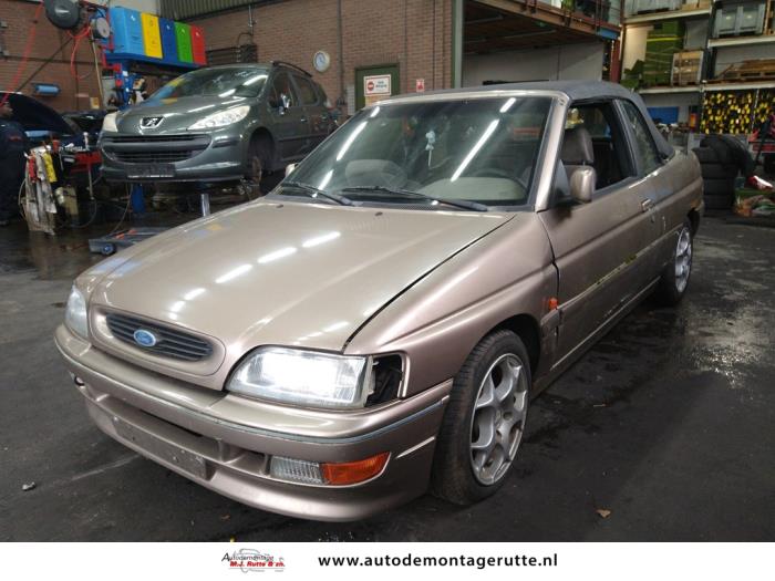 Ford Escort 5 1.8 XR3i 16V (E2) Skrotfordon (1993, BEIGE)