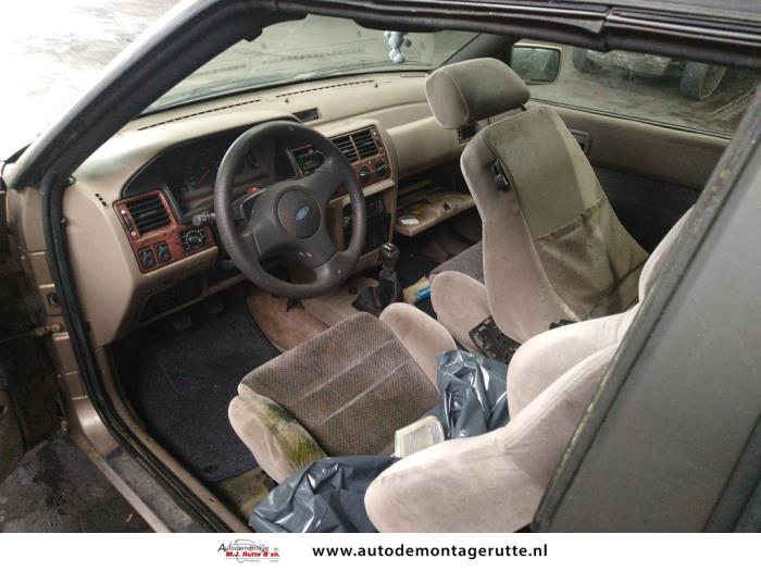 Ford Escort 5 1.8 XR3i 16V (E2) Skrotfordon (1993, BEIGE)