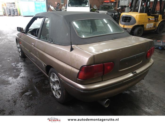 Ford Escort 5 1.8 XR3i 16V (E2) Skrotfordon (1993, BEIGE)