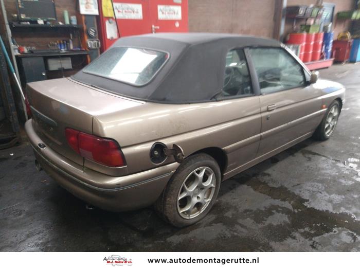 Ford Escort 5 1.8 XR3i 16V (E2) Skrotfordon (1993, BEIGE)