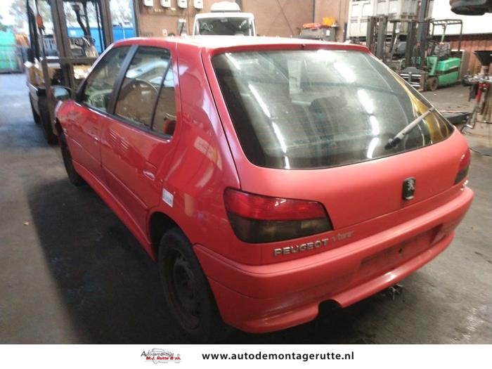 Peugeot 306 1.4 Skrotfordon (2000, ROOD)