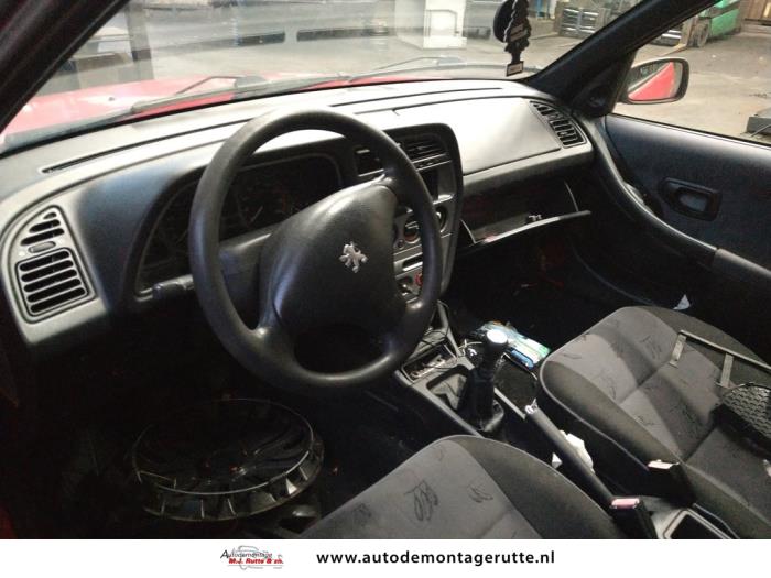 Peugeot 306 1.4 Skrotfordon (2000, ROOD)