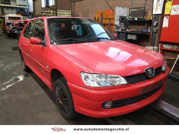 Peugeot 306 1.4 Skrotfordon (2000, ROOD)