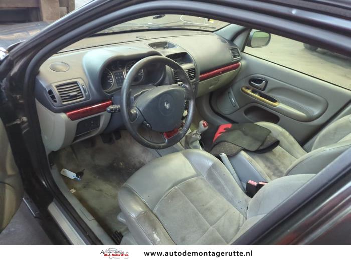 Renault Clio II 1.6 16V Sloopvoertuig (2003, Zwart)