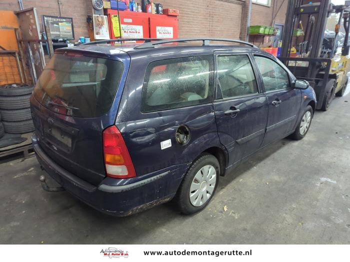 Ford Focus 1 Wagon 1.4 16V Samochód złomowany (2004, Niebieski)
