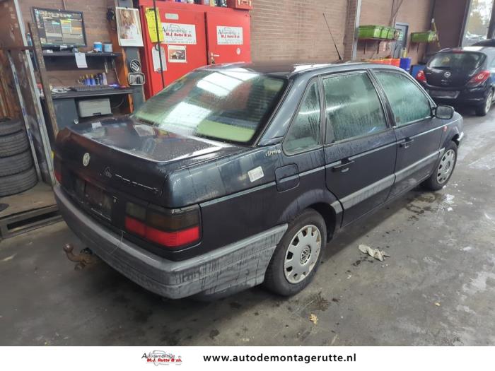 Volkswagen Passat 1.8i CL,GL Samochód złomowany (1992, Niebieski)