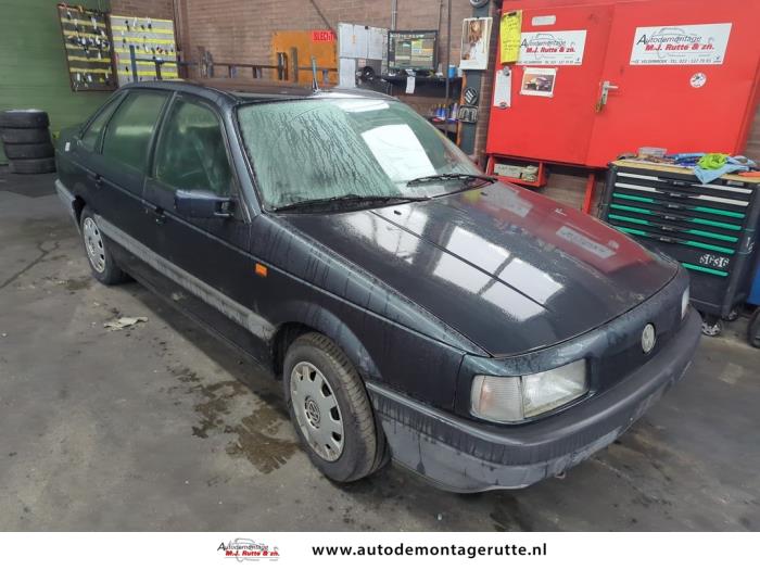Volkswagen Passat 1.8i CL,GL Samochód złomowany (1992, Niebieski)