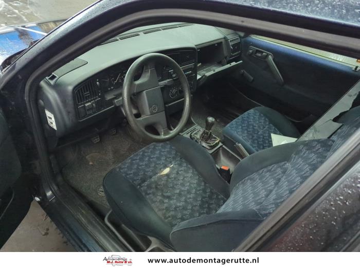 Volkswagen Passat 1.8i CL,GL Samochód złomowany (1992, Niebieski)