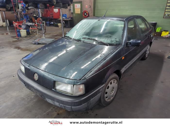 Volkswagen Passat 1.8i CL,GL Samochód złomowany (1992, Niebieski)