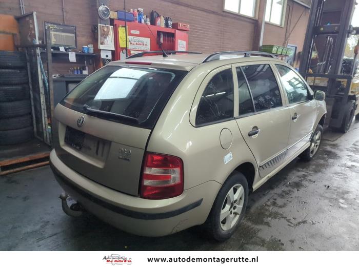 Skoda Fabia 1.4i 16V Sloopvoertuig (2005, Beige)